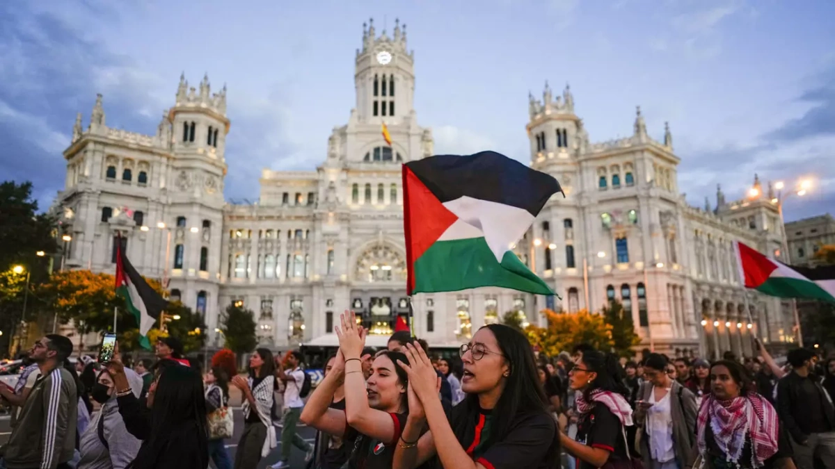 Catedr Ticos Periodistas Y Profesores Acusan A La Uned De Censurar Un