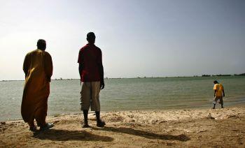 Demba y Omar, frente a una playa de Senegal, no quieren mostrar su rostro. LAURA LEÓN
