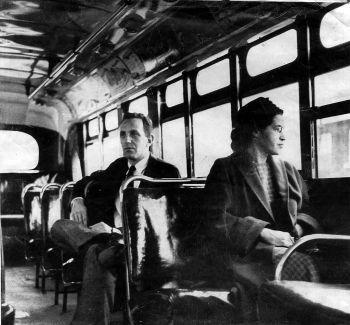 Rosa Parks, en el autobús de Montgomery, Alabama desde el que empezó su protesta contra la segregación.