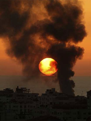 Imagen de el humo que sale de los edificios de la ciudad de Gaza tras un bombardeo.