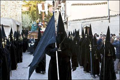 Algunos de los cofrades que han participado hoy en la procesión de la Real Cofradía del Santo Entierro de Zamora.