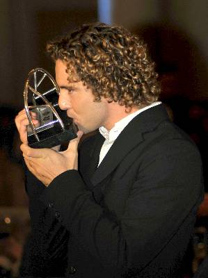 El cantante español David Bisbal, que espera iniciar en enero del 2010 una intensa gira por Latinoamérica y EEUU, recibió anoche en Miami el premio 'Español Universal 2009' que otorga la Cámara de Comercio Española-Estadounidense. EFE/Gaston de Cardenas