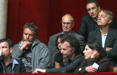 El cineasta Luc Besson (segundo por la izda.) y otros artistas franceses siguen la sesión de la Asamblea francesa. AFP