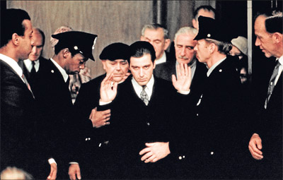 La Policía rodea a un Michael Corleone endiosado, en un fotograma de la adaptación del best-seller de Mario Puzo El Padrino. -  AFP