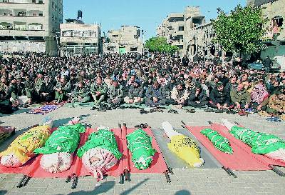Centenares de palestinos rezan, en enero de 2009, ante los cuerpos de personas muertas en Gaza.