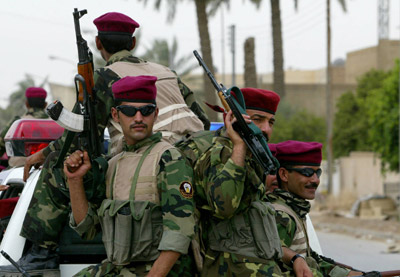 Miembros de la Brigada Lobo patrullan en Bagdad, el 25 de mayo de 2005, tras recibir de las autoridades la medalla al coraje. - AFP