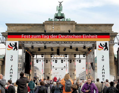 Celebración del 20º aniversario de la unioficación lemana en la Puerta de Brandemburgo.EFE