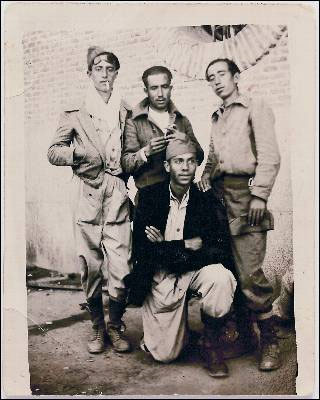 El poeta (agachado), con otros milicianos en 1937./JESÚS MIGUEL MARCOS