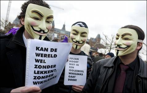 Miles de manifestantes apoyan a Julian Assange, fundador de Wikileaks en Amsterdam, Holanda. AFP PHOTO