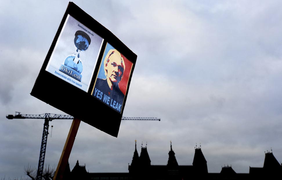 Las pancartas han adquirido una nueva dimensión apoyando a Julian Assange. AP PHOTO.