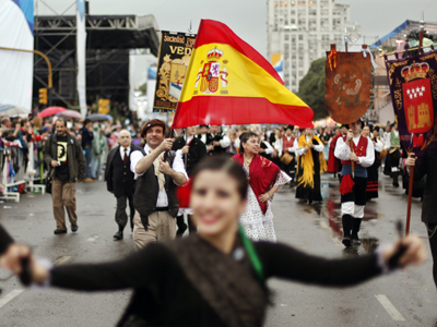 La delegación española en Argentina, en mayo, durante los desfiles del Paseo del Bicentenario de Buenos Aires.efe