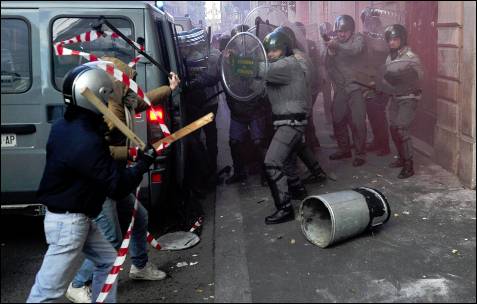 Los manifestantes, también con cascos y armados como la policía, acorralan a las fuerzas de seguridad.