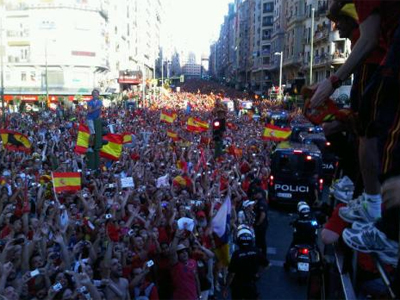 Foto twitteada por Carles Puyol desde el autobús que paseó a la Roja por Madrid.