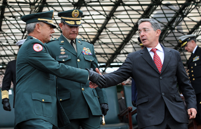 El entonces presidente colombiano, Álvaro Uribe, saluda al comandante del Ejército, general Óscar González, en una ceremonia en 2008. - AFP