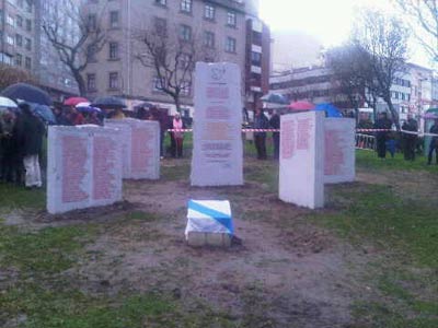 El monumento recoge los nombres de los 600 asesinados por el franquismo en A Coruña, Abegondo, Arteixo, Bergondo, Betanzos, Cambre, Carral, Culleredo, Oleiros y Sada. FOTO: JOSÉ-LUIS PRIETO