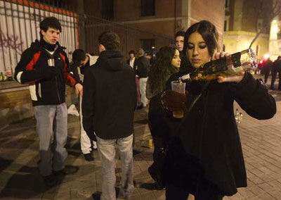 Las calles y plazas del centro de Madrid se llenan de grupos de jóvenes consumiendo alcohol casi todos los fines de semana.