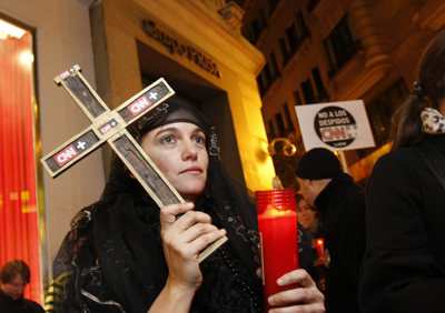 Unas 200 personas, muchas de ellas vestidas de luto, 'velaron' en Madrid el 'cadáver' de CNN+. - Guillermo Sanz