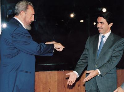 Castro y Aznar durante el encuentro que mantuvieron en la VIII Cumbre Iberoamericana, en octubre de 1998.