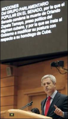 Francisco Vallejo, senador del PSOE designado por la comunidad autónoma andaluza, ayer en el hemiciclo de la Cámara alta durante la defensa de la enmienda de su partido a la moción del PP sobre Cuba.