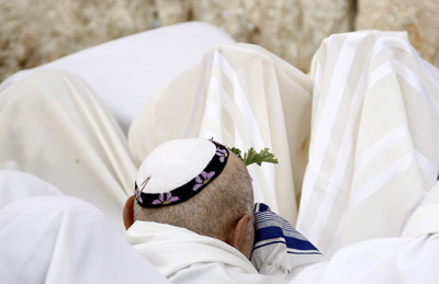 Judíos ultraortodoxos se cubren con velos mientras rezan en el  Muro de las Lamentaciones el 1 de abril. AGENCIAS