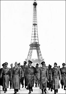 Adolf Hitler durante la toma de París, en 1940. El arquitecto del régimen Albert Speer a su izquierda. - Getty Images