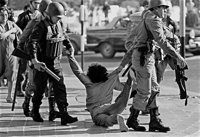 Policías de la dictadura argentina arrestan a un manifestante en  Buenos Aires, en 1982. - AFP