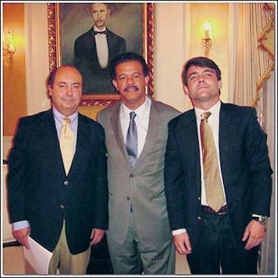 La fotografía que incomoda al presidente dominicano -  Arturo del Tiempo (a la izquierda en la imagen) y su hijo, con el presidente dominicano, Leonel Fernández.