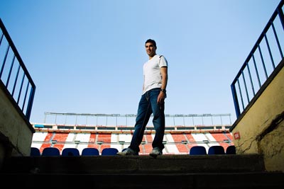 Reyes, en las escalintas de acceso a la tribuna de preferencia del Vicente Calderón. - NAVARRETE