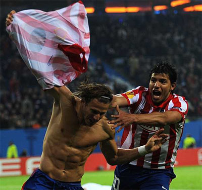 Diego Forlán celebra eufórico junto al Kun Agüero el gol que proclama al Atlético de Madrid campeón de la Europa League. - AFP