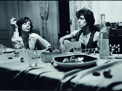 Keith Richarda le enseña una canción a Jagger en la mansión del sur de Francia dónde grabaron 'Exile on Main St'