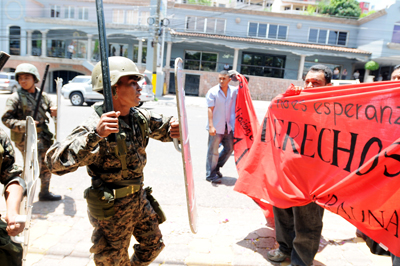 La policía carga contra miembros de la Resistencia que se  manifestaban contra la Comisión de la Verdad, el pasado 4 de mayo, en  Tegucigalpa.GUSTAVO AMADOR / EFE