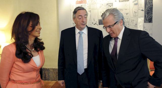 La presidenta de Argentina, Cristina Fernández de Kirchner, junto a
 su esposo, Néstor Kirchner (c) reciben al juez Baltasar Garzón hoy en 
la Embajada argentina en Madrid.