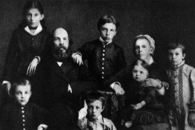 Toda la familia Uliánov posa en 1879, cuando Vladimir aún no era conocido por Lenin. Alexander era el hermano mayor.GUILLAUME FOURMONT