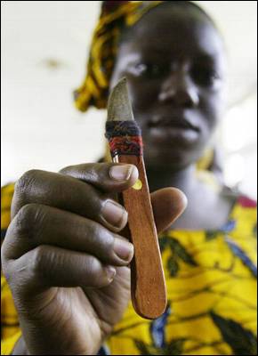 Una mujer de Costa de Marfil, con una cuchilla. - AFP