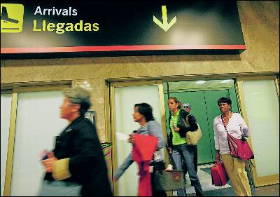 Extranjeros a su llegada a España por el aeropuerto de Barajas.