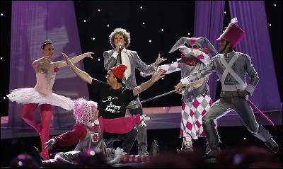 Jimmy Jump irrumpe en la actuación de Daniel Diges en Eurovisión. AFP
