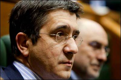 El lehendakari, Patxi López, junto al consejero de Interior de su  Gobierno, Rodolfo Ares en el pleno del Parlamento vasco.