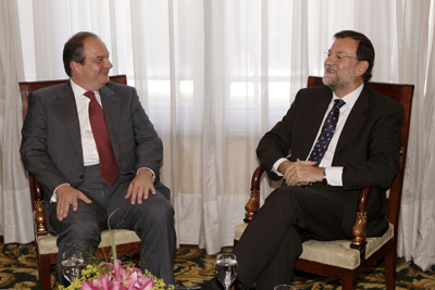 Rajoy, con el hombre que hundió Grecia. El 13 de julio de 2009, Rajoy se entrevistó en Madrid con el entonces primer ministro griego, el conservador Kostas Karamanlis.