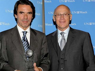 Aznar, junto al embajador de Israel ante la ONU, Aharon Leshno-Yaar, tras recibir la semana pasada el premio 'Guardián de la Libertad'.