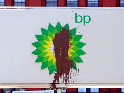Un cartel de BP en la ciudad de Nueva York mostraba la semana pasada esta mancha como señal de protesta por el derrame en el golfo de México.EFE