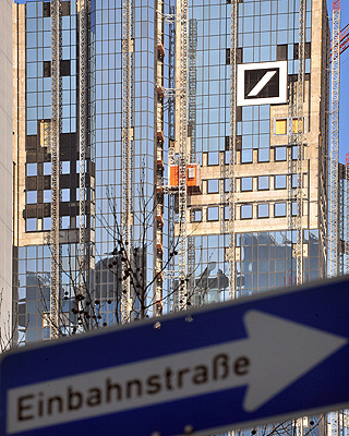 Deutsche Bank mantiene casi 800 millones de euros en apuestas  contra la bolsa española.
