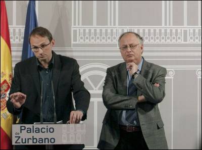 El diputado y secretario general de ICV, Joan Herrera, y el  senador y vicepresidente del partido, Jordi Guillot, el pasado 4 de  marzo, durante la negociación de los pactos de Zurbano.