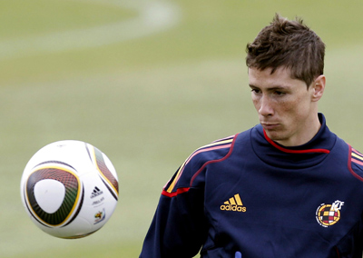 Fernando Torres mira un balón.