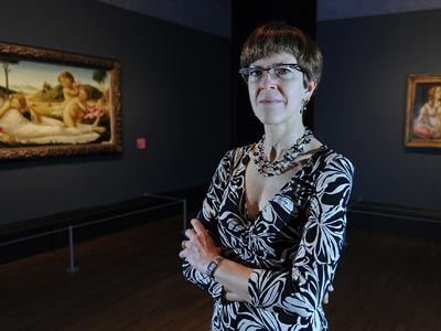 La comisaria Betsy Wieseman junto a dos Botticelli, pero sólo la venus de la derecha es del pintor renacentista.AFP