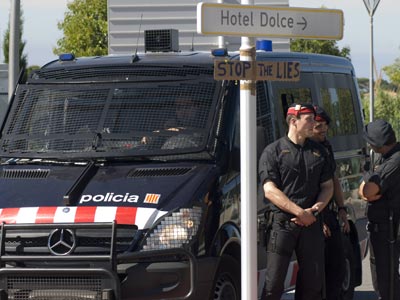 Una furgoneta policial cubre la entrada del Hotel Dolce, de Sitges.Carles Castro