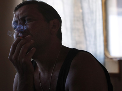 Vladimir, marinero ucraniano, mata el tiempo fumando.