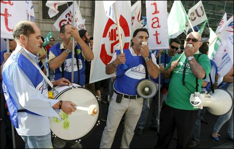 Imagen de la 'cacerolada' de una hora que organizó hoy la  Federación de Empleados Públicos de la Unión Sindical Obrera (FEP-USO)  ante la sede del Ministerio de Economía.