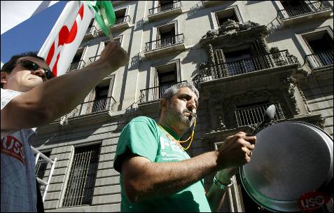 Imagen de la 'cacerolada' de una hora que organizó hoy la  Federación de Empleados Públicos de la Unión Sindical Obrera (FEP-USO)  ante la sede del Ministerio de Economía.