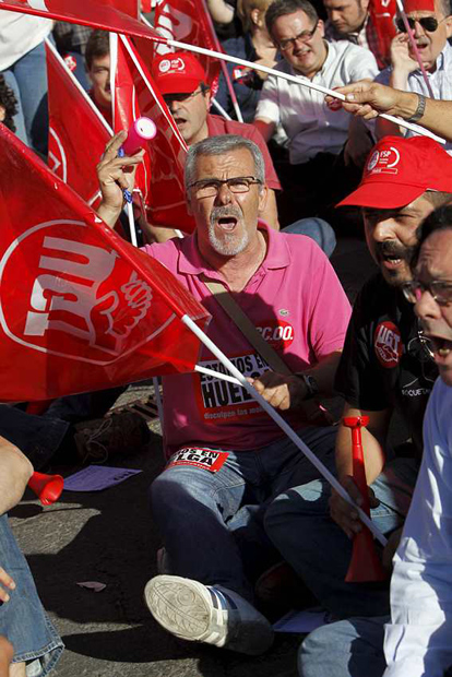 Sentada de protesta junto a la sede de los Nuevos Ministerios.