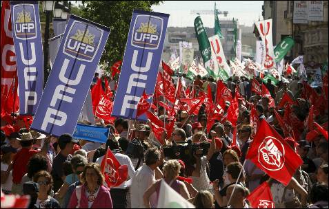 Mucha gente ha salido a la calle a protestar por el 'tijeretazo'  del Ejecutivo.